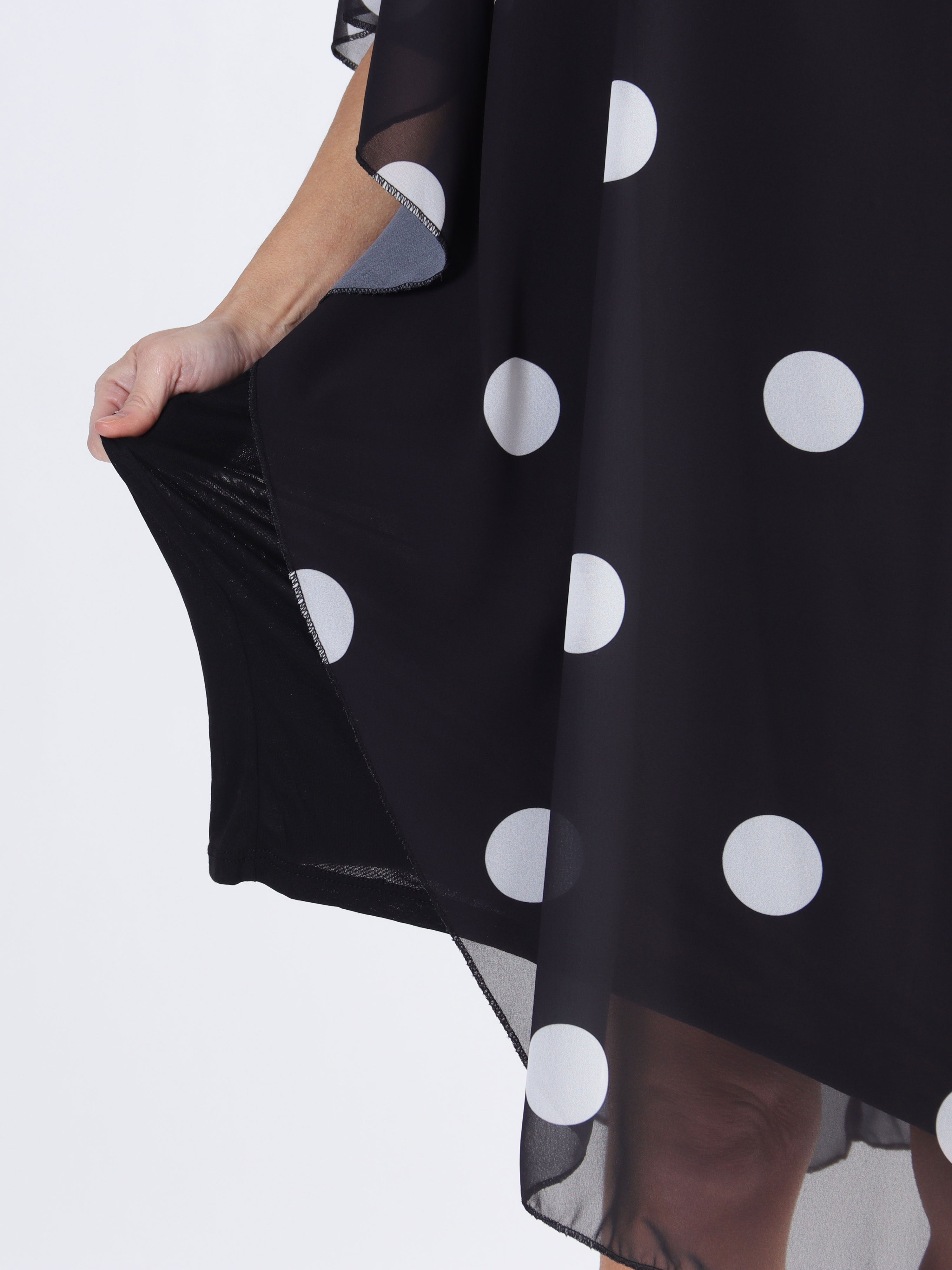 Kenya Dot - Tunikaklänning i plus size med prickigt chiffonglager